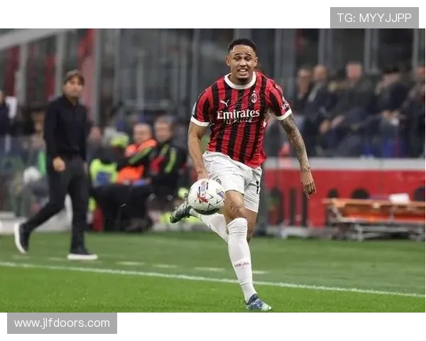 奥卡福进球瞬间意外出现沙滩球引发热刺球迷热议